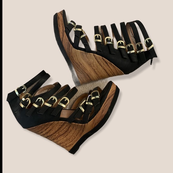 Shoe Dazzle Shoes - 2/40$$ Size 7.5 Black and Gold Wedges